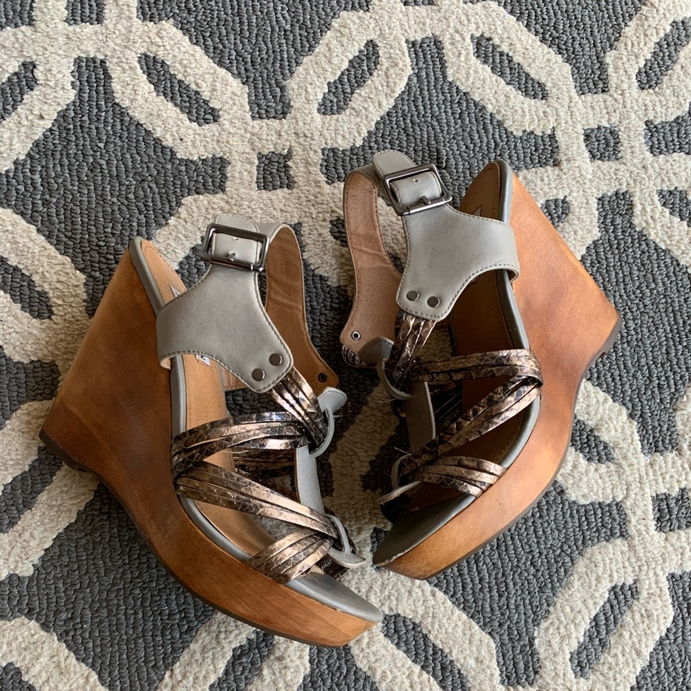 Leather wedges w/metallic straps